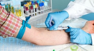fumar e fazer um exame de sangue em uma veia