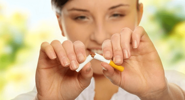 garota quebra um cigarro e se livra do vício